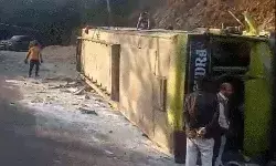 महाकुंभ से लौट रही बस पलटी- 10 साल के बच्चे का कटा हाथ