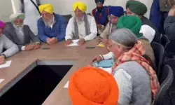 खनोरी बॉर्डर पर किसानों की महापंचायत हुई शुरू- लगातार किसान... खनोरी बॉर्डर पर किसानों की महापंचायत हुई शुरू- लगातार किसान...