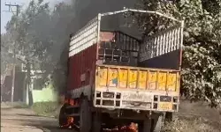 गली में खाली खड़े ट्रक में लगी आग- आसपास के लोगों में मचा हड़कंप गली में खाली खड़े ट्रक में लगी आग- आसपास के लोगों में मचा हड़कंप
