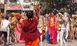 पेशवाई में नागा साधुओं ने भभूत का श्रंगार कर लहराई तलवारें पेशवाई में नागा साधुओं ने भभूत का श्रंगार कर लहराई तलवारें