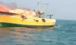 मछली पकड़ने वाली नाव में आग लगने से इतने लोग हुए लापता मछली पकड़ने वाली नाव में आग लगने से इतने लोग हुए लापता