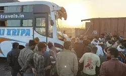 दिल्ली मुंबई हाईवे पर हादसा- ट्रक में घुसी बस- महाकुंभ से लौट रहे 3... दिल्ली मुंबई हाईवे पर हादसा- ट्रक में घुसी बस- महाकुंभ से लौट रहे 3...