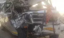 ओवरटेक करते समय हादसा- डंपर से टकराई मिनी बस- दो की मौत ओवरटेक करते समय हादसा- डंपर से टकराई मिनी बस- दो की मौत