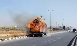 हाईवे पर दौड़ रहा ट्रक बना आग का गोला- चालक व परिचालक को जान बचाने... हाईवे पर दौड़ रहा ट्रक बना आग का गोला- चालक व परिचालक को जान बचाने...
