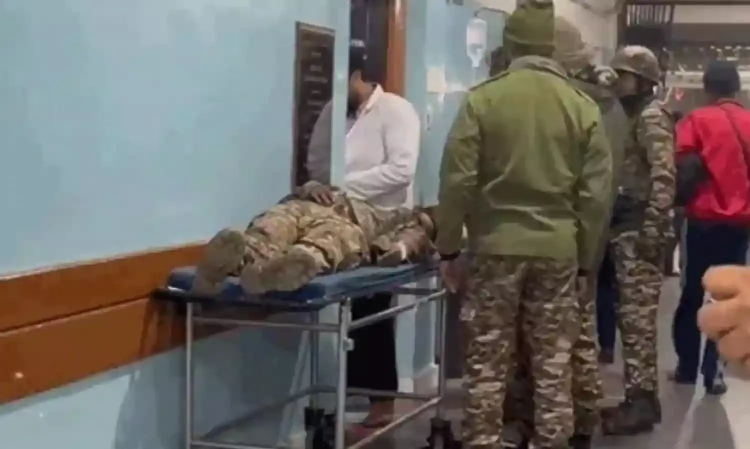 CRPF जवान साथियों पर बरसे गोलियां- 3 जवानों को मारने के बाद खुद भी...
