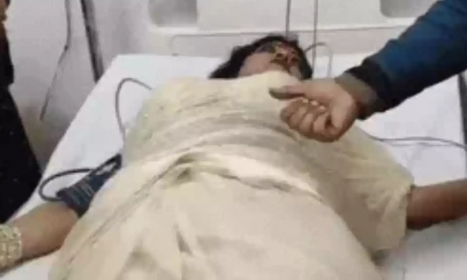 महाकुंभ में आशीर्वाद लेने के बहाने महामंडलेश्वर पर चाकू से हमला-3 शिष्या भी..