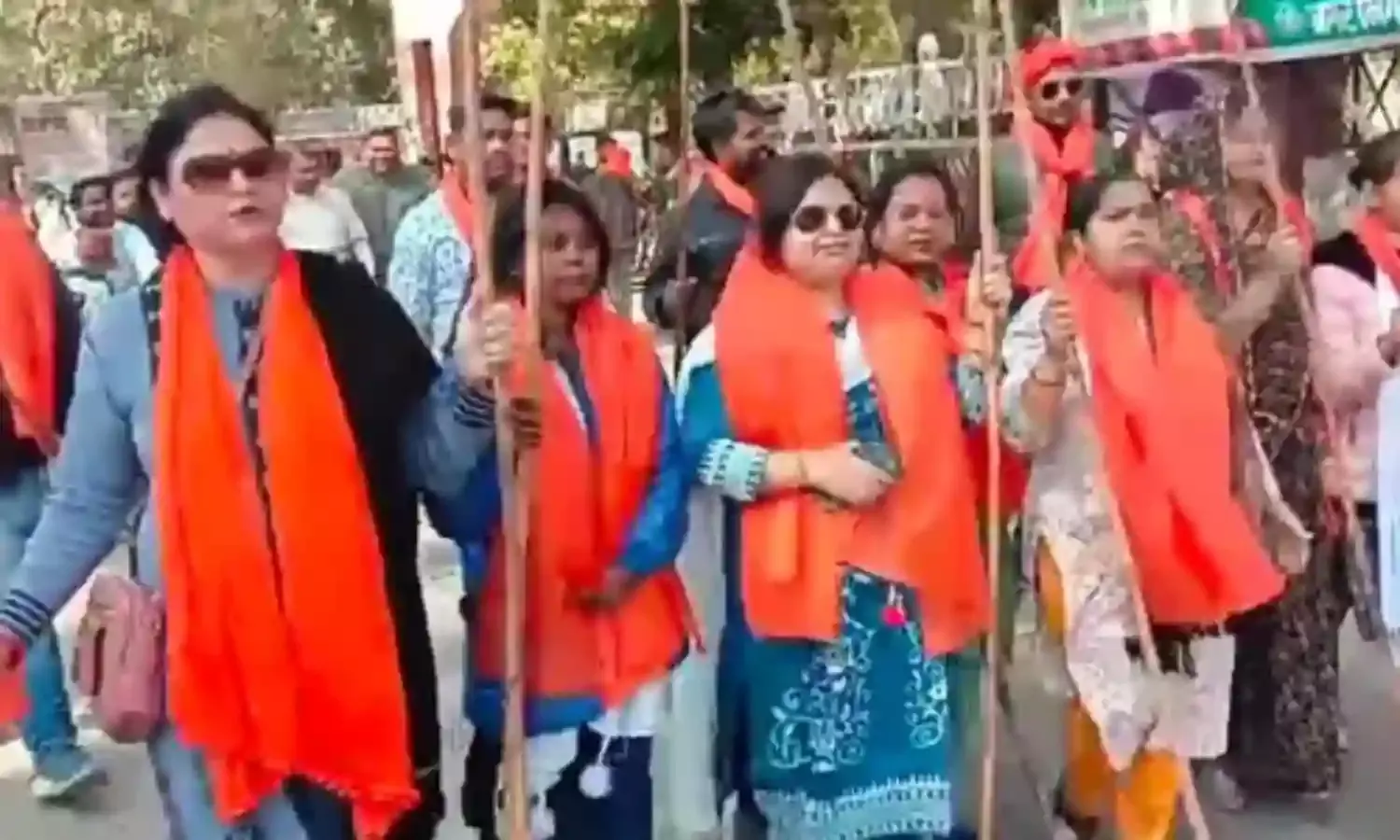 वैलेंटाइन डे पर लठ लेकर निकली महिलाओं ने पकड़ा हिंदू मुस्लिम कपल