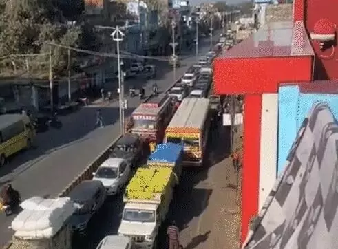 महाकुंभ 2025- शहर में सड़कों पर फिर लगा जाम- गाड़ियों की लगी लाइन