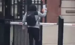 दूतावास के बाहर कुरआन को आग के हवाले कर रहे व्यक्ति पर चाकू अटैक दूतावास के बाहर कुरआन को आग के हवाले कर रहे व्यक्ति पर चाकू अटैक