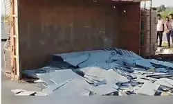 ग्रेनाइट लेकर जा रहा ट्रक पलटा- पत्थरों के नीचे दबे मजदूर- एक की मौत ग्रेनाइट लेकर जा रहा ट्रक पलटा- पत्थरों के नीचे दबे मजदूर- एक की मौत