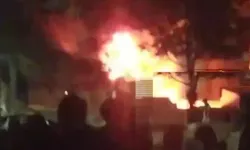 गोदाम में लगी भीषण आग में नए पुराने टायर जलकर हुए राख- दमकल की.... गोदाम में लगी भीषण आग में नए पुराने टायर जलकर हुए राख- दमकल की....