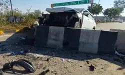 गूगल मैप ने अब बैरिकेडिंग पर चढ़वा दी कार- एयरबैग ने बचा ली जान गूगल मैप ने अब बैरिकेडिंग पर चढ़वा दी कार- एयरबैग ने बचा ली जान