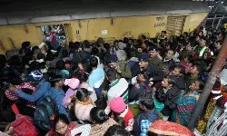 रात में रेलवे स्टेशन पर मची भगदड़ में 18 लोगों की हुई मौत - इतने घायल रात में रेलवे स्टेशन पर मची भगदड़ में 18 लोगों की हुई मौत - इतने घायल
