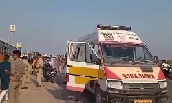 श्रद्धालुओं को लेकर जा रही मिनी बस ने खड़ी बस में मारी टक्कर- 4 की मौत श्रद्धालुओं को लेकर जा रही मिनी बस ने खड़ी बस में मारी टक्कर- 4 की मौत