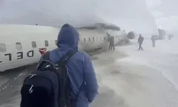 एयरपोर्ट पर लैंडिंग के दौरान रनवे पर पलटा विमान हुआ क्रैश- 18 लोगों... एयरपोर्ट पर लैंडिंग के दौरान रनवे पर पलटा विमान हुआ क्रैश- 18 लोगों...