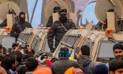 राम मंदिर पर भीड़ के ऊपर उड़ रहे ड्रोन को अटैक कर मार गिराया राम मंदिर पर भीड़ के ऊपर उड़ रहे ड्रोन को अटैक कर मार गिराया