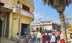 नहाते समय गैस गीजर में ब्लास्ट- उड़े घर में लगे लोहे के खिड़की दरवाजे नहाते समय गैस गीजर में ब्लास्ट- उड़े घर में लगे लोहे के खिड़की दरवाजे