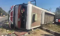 बाइक सवार दंपति को बचाने में हादसा- बारातियों से भरी बस पलटी