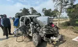 रोडवेज की टक्कर से उड़े इनोवा के परखच्चे- हादसे में हुई कलाकारों की मौत रोडवेज की टक्कर से उड़े इनोवा के परखच्चे- हादसे में हुई कलाकारों की मौत