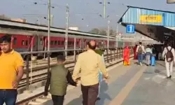 कामायनी एक्सप्रेस में बम की सूचना से हड़कंप- यात्रियों को उतारकर.. कामायनी एक्सप्रेस में बम की सूचना से हड़कंप- यात्रियों को उतारकर..