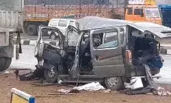 ट्रेलर में घुसी महाकुंभ से लौट रही कार- चकनाचूर गाड़ी में फंसे.... ट्रेलर में घुसी महाकुंभ से लौट रही कार- चकनाचूर गाड़ी में फंसे....