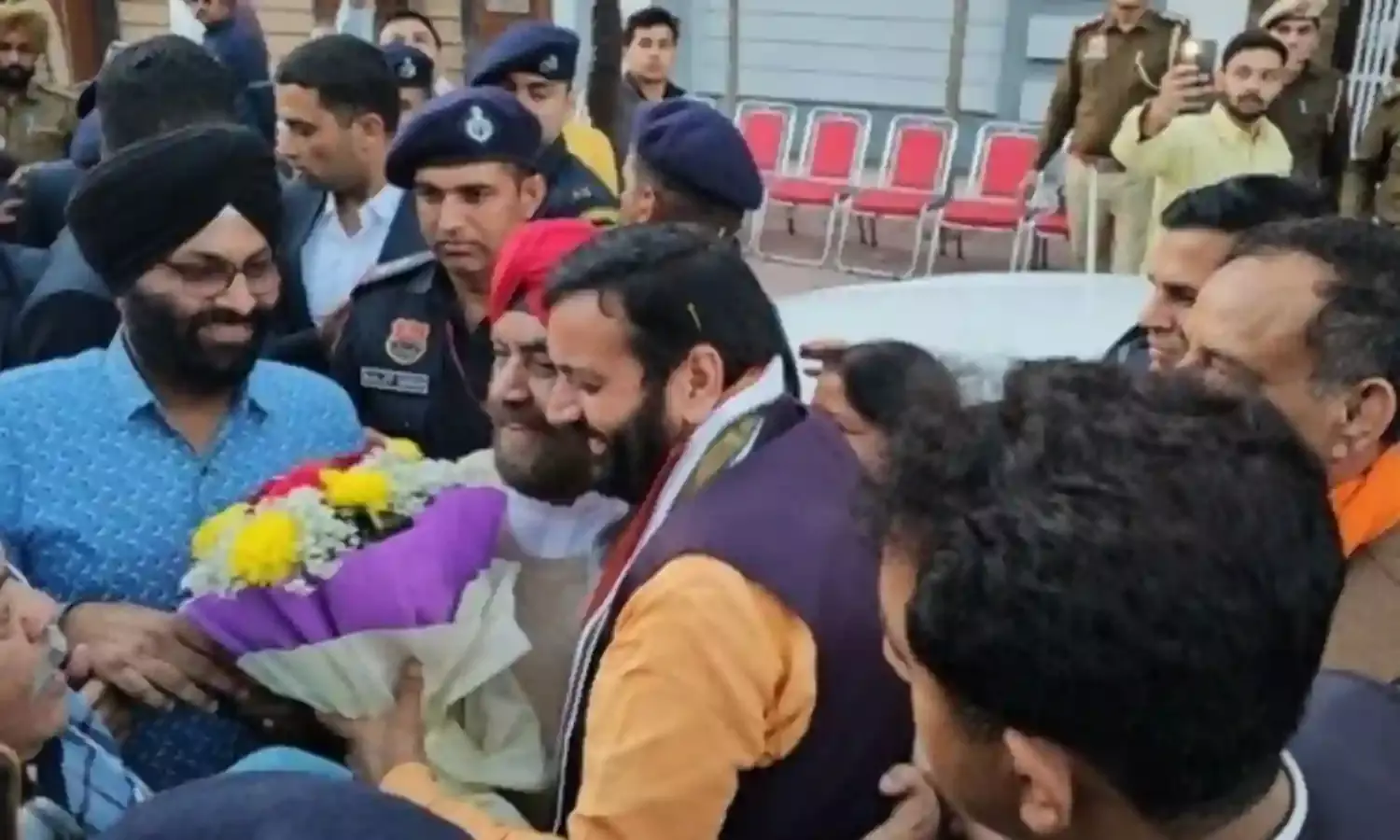 चुनाव से पहले कांग्रेस को झटका- आधा सैकड़ा नेताओं ने छोड़ा हाथ का साथ