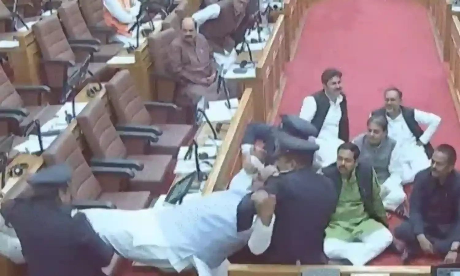 प्रश्न पूछने पर हंगामा-वेल में बैठे नेता प्रतिपक्ष को टांगकर ले गए मार्शल