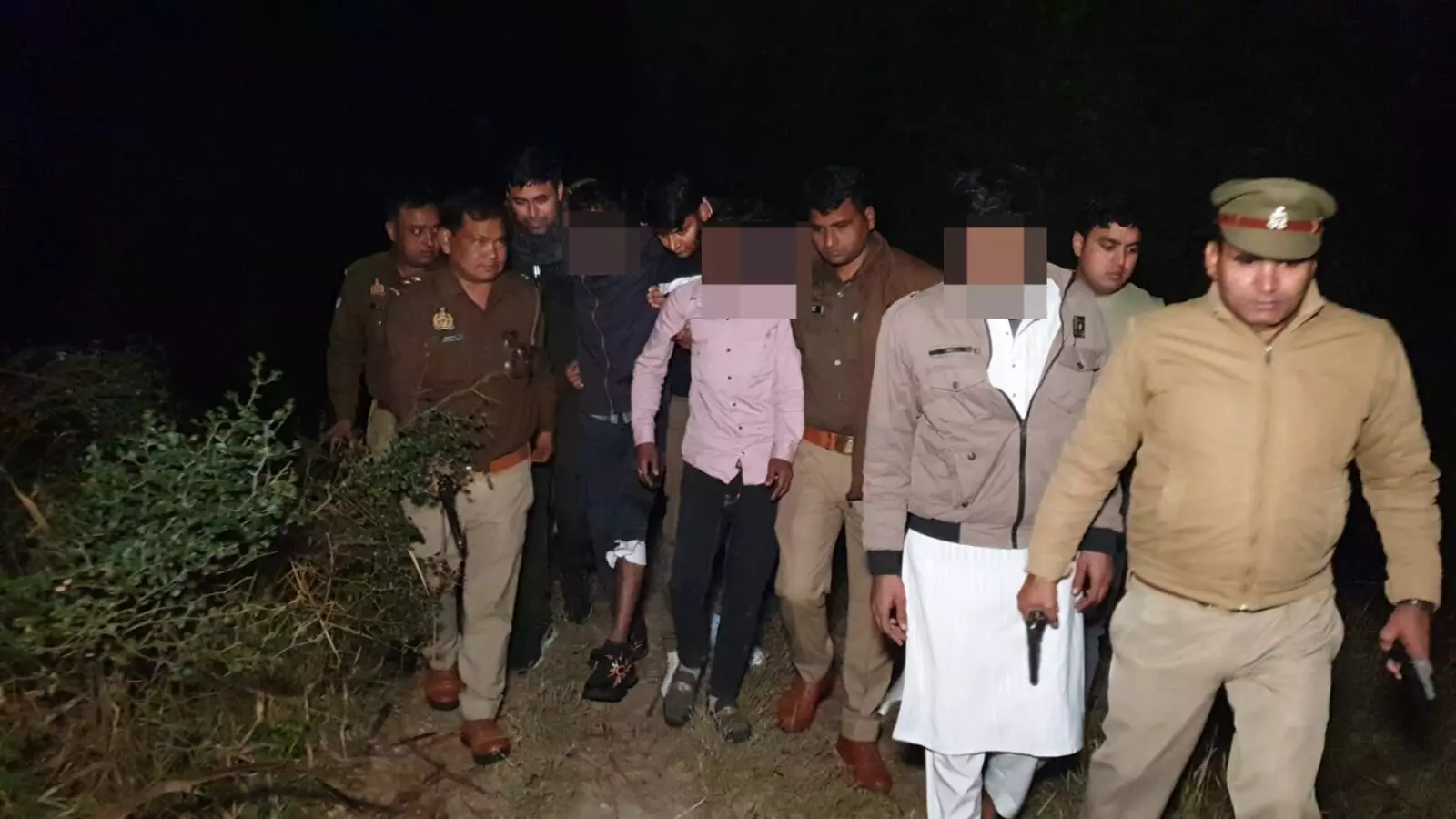 मुठभेड़ में तीन चोर गिरफ्तार- एक चोर को लगी गोली- चोरी का माल बरामद मुठभेड़ में तीन चोर गिरफ्तार- एक चोर को लगी गोली- चोरी का माल बरामद