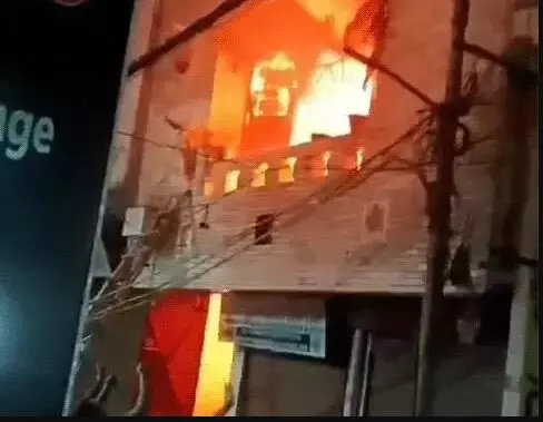 मकान में लगी आग- सेकंड फ्लोर से कूदकर 6 लोगों ने बचाई जान- लेकिन.. मकान में लगी आग- सेकंड फ्लोर से कूदकर 6 लोगों ने बचाई जान- लेकिन..