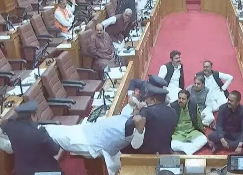 प्रश्न पूछने पर हंगामा-वेल में बैठे नेता प्रतिपक्ष को टांगकर ले गए मार्शल