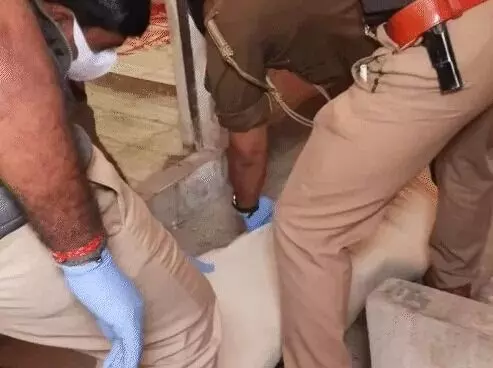 महाकुंभ में आई युवती की बाथरूम में गला काटकर हत्या-पति बनकर..