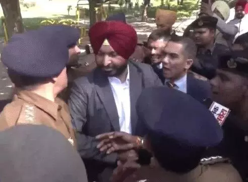 डिबेट करने के लिए पहुंचे केंद्रीय मंत्री को मुख्यमंत्री के आवास में घुसने से रोका