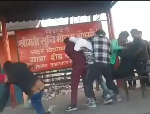 मयखाना बने यात्री शेड में पियक्कड़ों के बीच हुआ घमासान-वीडियों..