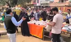 बुलडोजर को देखते ही अवैध बाजार लगा रहे दुकानदार हुए नौ दो ग्यारह बुलडोजर को देखते ही अवैध बाजार लगा रहे दुकानदार हुए नौ दो ग्यारह