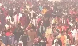 महाकुंभ फिर भीड़ से गुलजार- 8 से 10 किलोमीटर चलना पड़ रहा पैदल महाकुंभ फिर भीड़ से गुलजार- 8 से 10 किलोमीटर चलना पड़ रहा पैदल