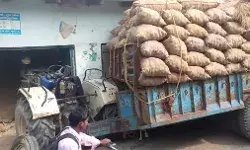 बेकाबू हुई आलू से लदी ट्रैक्टर ट्रॉली दुकान में घुसी- बाल बाल बचे लोग बेकाबू हुई आलू से लदी ट्रैक्टर ट्रॉली दुकान में घुसी- बाल बाल बचे लोग