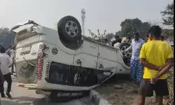 महाकुंभ जा रहे श्रद्धालुओं से भरी स्कॉर्पियो पलटी- बिहार के रहने.... महाकुंभ जा रहे श्रद्धालुओं से भरी स्कॉर्पियो पलटी- बिहार के रहने....