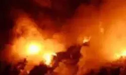 लकड़ी के डिपो में लगी आग से आसपास के लोगों में दहशत- 85 लाख... लकड़ी के डिपो में लगी आग से आसपास के लोगों में दहशत- 85 लाख...