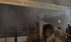 महानगर के व्यस्त बाजार में फेमस रेवड़ी गजक की दुकान में लगी आग