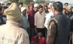 योग कर रहे टीचर का सिर कुल्हाड़ी से किया धड़ से अलग योग कर रहे टीचर का सिर कुल्हाड़ी से किया धड़ से अलग