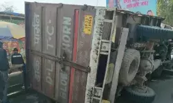 बेकाबू हुआ तेज रफ्तार मिनी ट्रक गन्ने के जूस की दुकान पर पलटा