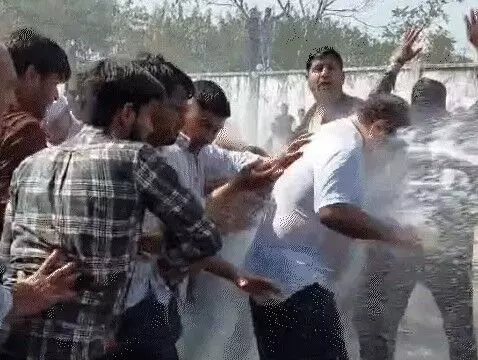 इंदिरा गांधी पर टिप्पणी को लेकर बवाल- पुलिस से भिड़े कांग्रेसी इंदिरा गांधी पर टिप्पणी को लेकर बवाल- पुलिस से भिड़े कांग्रेसी