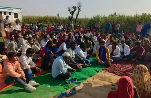 बिना अनुमति के अंबेडकर प्रतिमा लगाने को लेकर बवाल- सैकड़ों लोग.. बिना अनुमति के अंबेडकर प्रतिमा लगाने को लेकर बवाल- सैकड़ों लोग..