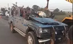 पेड़ से भिडने के बाद रॉन्ग साइड में बस से भिडी जीप- महाकुंभ से लौट.... पेड़ से भिडने के बाद रॉन्ग साइड में बस से भिडी जीप- महाकुंभ से लौट....