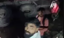 भिड़ंत के बाद पानी के गड्ढे में गिरे ऑटो पर बालू भरा ट्रक पलटा-7 की मौत