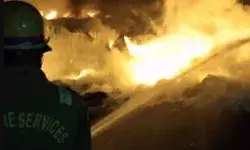 नमकीन फैक्ट्री में लगी भीषण आग- लकड़ी एवं पॉलीथिन की वजह से... नमकीन फैक्ट्री में लगी भीषण आग- लकड़ी एवं पॉलीथिन की वजह से...