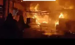 ऑटो पार्ट्स की दुकान में लगी भयंकर आग से आसपास के लोगों की सांसे..