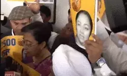 CM दफ्तर के बाहर AAP विधायकों का प्रदर्शन- बोले महिलाओं को 2500.. CM दफ्तर के बाहर AAP विधायकों का प्रदर्शन- बोले महिलाओं को 2500..