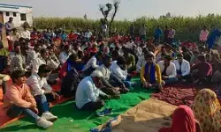 बिना अनुमति के अंबेडकर प्रतिमा लगाने को लेकर बवाल- सैकड़ों लोग.. बिना अनुमति के अंबेडकर प्रतिमा लगाने को लेकर बवाल- सैकड़ों लोग..