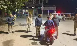 बीच शहर युवक का गोली मारकर मर्डर- बीजेपी का झंडा लगी गाड़ी में... बीच शहर युवक का गोली मारकर मर्डर- बीजेपी का झंडा लगी गाड़ी में...